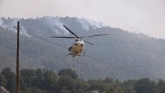 Helicóptero durante las labores de extinción de un incendio forestal, a 14 de agosto de 2026, en Las Peñas de Riglos, Hoya de Huesca. Ramón Comet / Europa Press
