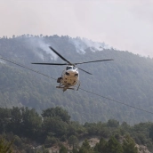 Helicóptero durante las labores de extinción de un incendio forestal, a 14 de agosto de 2026, en Las Peñas de Riglos, Hoya de Huesca. Ramón Comet / Europa Press
