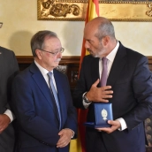 El presidente del Senado, Pedro Rollán (d), es recibido por el presidente de Ceuta, Juan Jesús Vivas (i), en el Palacio de la Asamblea. Gabriela Sardá Núñez / Europa Press