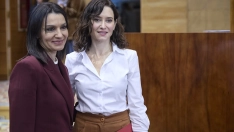 La presidenta de la Comunidad de Madrid, Isabel Díaz Ayuso (d), con la actual consejera de Educación, Ciencia y Universidades de la Comunidad de Madrid, María Mercedes Zarzalejo. Foto de archivo: Jesús Hellín / Europa Press
