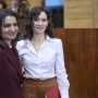 La presidenta de la Comunidad de Madrid, Isabel Díaz Ayuso (d), con la actual consejera de Educación, Ciencia y Universidades de la Comunidad de Madrid, María Mercedes Zarzalejo. Foto de archivo: Jesús Hellín / Europa Press