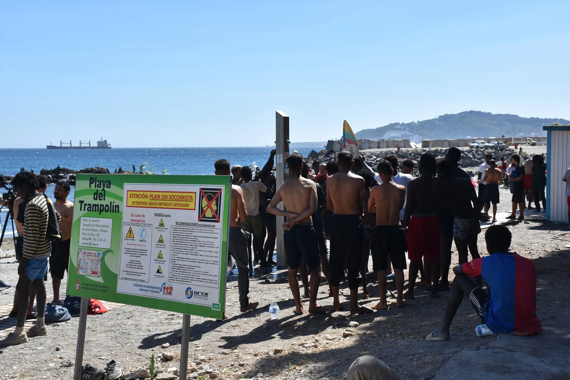 EuropaPress 7702449 varias personas asean duchas publicas playa trampolin agosto 2026 ceuta EuropaPress 7702449 varias personas asean duchas publicas playa trampolin agosto 2026 ceuta