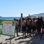 Varias personas migrantes se asean en las duchas públicas, en la playa del Trampolín, Ceuta. Gabriela Sardá Núñez / Europa Press