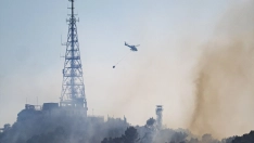 Un helicóptero trabaja en las labores de extinción de un fuego, a 14 de agosto de 2026, en Collserola (Barcelona). Lorena Sopêna / Europa Press