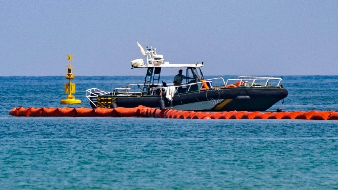 The Civil Guard installs a floating barrier in the South Dike, in Melilla. Source: El Faro de Melilla The Civil Guard installs a floating barrier in the South Dike, in Melilla. Source: El Faro de Melilla