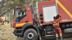 Bomberos de la UME durante las labores de extinción de un incendio forestal. Verónica Lacasa / Europa Press
