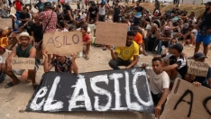 Las personas migrantes de Ceuta se concentran para reclamar asilo. Imágenes de RTVE play
