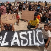 Las personas migrantes de Ceuta se concentran para reclamar asilo. Imágenes de RTVE play