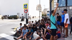 EuropaPress 7708602 grupo menores espera ser filiado comisaria policia nacional 10 agosto 2026
