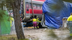 Las labores de retirada de los vagones de los trenes accidentados continúan.
