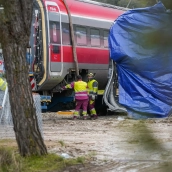 Las labores de retirada de los vagones de los trenes accidentados continúan.