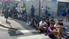 Un grupo de menores espera para ser filiado en una comisaría de la Policía Nacional. Gabriela Sardá Núñez / Europa Press
