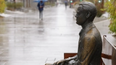 La estatua de García Lorca en la capital granadina. Álex Cámara / Europa Press