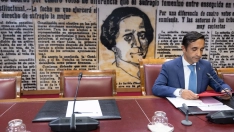 La silla del compareciente vacía durante la Comisión de Defensa, en el Senado. Jesús Hellín / Europa Press