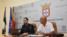 El secretario de organización de la AUGC, Germán Gómez (i), y el secretario provincial de la asociación en Ceuta, Rachid Sbihi (d), ofrecen una rueda de prensa. Gabriela Sardá Núñez / Europa Press
