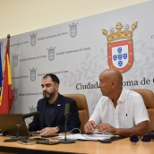 El secretario de organización de la AUGC, Germán Gómez (i), y el secretario provincial de la asociación en Ceuta, Rachid Sbihi (d), ofrecen una rueda de prensa. Gabriela Sardá Núñez / Europa Press