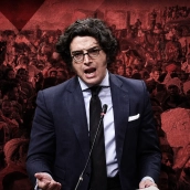 El diputado de la ultraderecha VOX José María Figaredo durante una sesión plenaria en el Congreso de los Diputados. De fondo, migrantes en Ceuta. Elaboración propia (Imágenes de Europa Press)