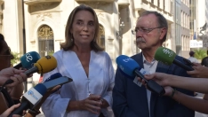 La vicesecretaria de Regeneración Institucional del PP, Cuca Gamarra y el presidente de Ceuta, Juan Jesús Vivas, atienden a los medios de comunicación. Gabriela Sardá Núñez / Europa Press