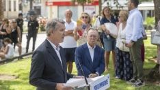 El presidente del Partido Popular, Alberto Núñez Feijóo, acompañado del presidente de la ciudad autónoma de Ceuta, Juan Jesús Vivas.  Marcos Moreno / Europa Press