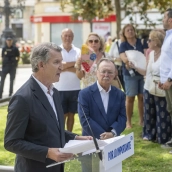 El presidente del Partido Popular, Alberto Núñez Feijóo, acompañado del presidente de la ciudad autónoma de Ceuta, Juan Jesús Vivas.  Marcos Moreno / Europa Press