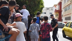 Un grupo de menores espera para ser filiado en una comisaría de la Policía Nacional. Gabriela Sardá Núñez/Europa Press.
