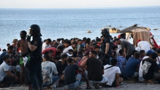 Cientos de personas migrantes reciben atención sanitaria de profesionales del INGESA y voluntarios de Cruz Roja, en la playa del Trampolín. Gabriela Sardá Núñez/Europa Press.