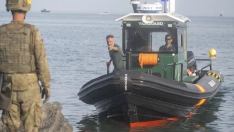 EuropaPress 7697734 agentes guardia civil intentan proteger frontera espana marruecos 31 julio