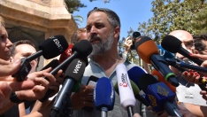 El presidente de la ultraderecha VOX, Santiago Abascal, atiende a los medios, en la plaza de África, Ceuta. Gabriela Sardá Núñez / Europa Press