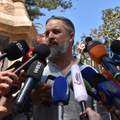 El presidente de la ultraderecha VOX, Santiago Abascal, atiende a los medios, en la plaza de África, Ceuta. Gabriela Sardá Núñez / Europa Press
