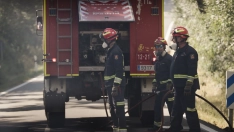 Unos bomberos trabajan en la extinción del grave incendio que arrasó la Sierra Oeste de la Comunidad de Madrid. Foto de archivo: Mateo Lanzuela / Europa Press