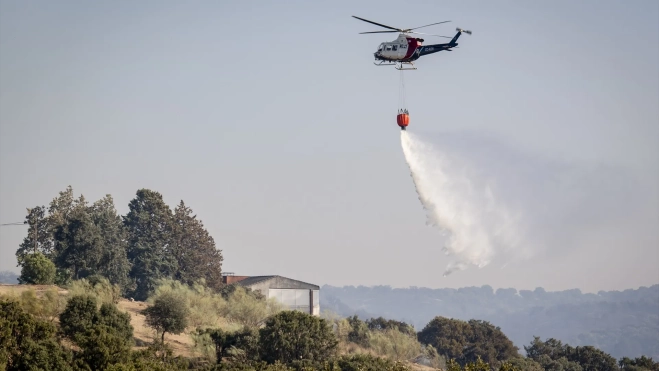 Un helicóptero colabora en las labores de extinción, a 19 de agosto de 2026, en Aldea del Fresno, Madrid. A. Pérez Meca / Europa Press Un helicóptero colabora en las labores de extinción, a 19 de agosto de 2026, en Aldea del Fresno, Madrid. A. Pérez Meca / Europa Press