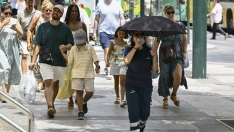 Varias personas caminan por la calle, este verano, en Murcia. Foto de archivo: Kiko Asunción / Europa Press