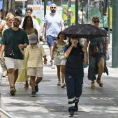 Varias personas caminan por la calle, este verano, en Murcia. Foto de archivo: Kiko Asunción / Europa Press