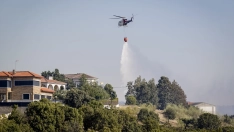 EuropaPress 7721243 helicoptero colabora labores extincion 19 agosto 2026 aldea fresno madrid