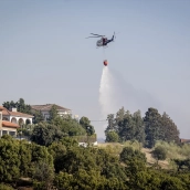 Un helicóptero colabora en las labores de extinción. A. Pérez Meca/Europa Press.