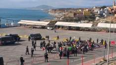 Varios migrantes desalojados de la playa del Trampolín. Marcos Moreno / Europa Press
