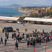 Varios migrantes desalojados de la playa del Trampolín. Marcos Moreno / Europa Press