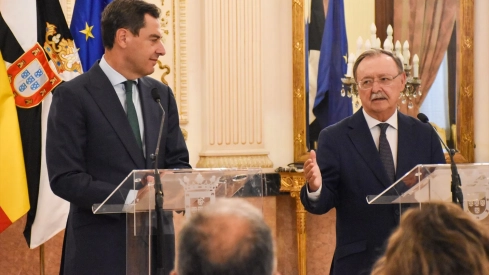 El presidente de la Junta de Andalucía, Juanma Moreno y el presidente de Ceuta, Juan Jesús Vivas. Gabriela Sardá Núñez / Europa Press