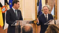 El presidente de la Junta de Andalucía, Juanma Moreno y el presidente de Ceuta, Juan Jesús Vivas. Gabriela Sardá Núñez / Europa Press