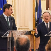 El presidente de la Junta de Andalucía, Juanma Moreno y el presidente de Ceuta, Juan Jesús Vivas. Gabriela Sardá Núñez / Europa Press
