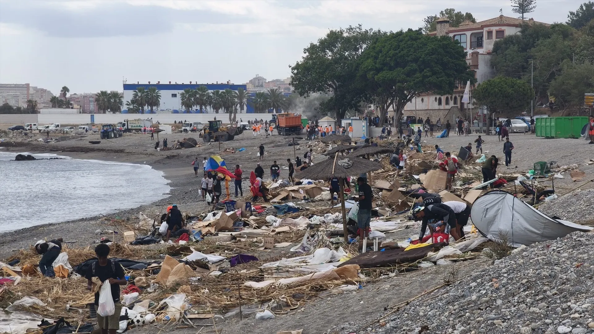 EuropaPress 7722251 varias personas recogen pertenencias asentamiento improvisado playa EuropaPress 7722251 varias personas recogen pertenencias asentamiento improvisado playa