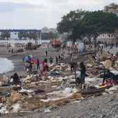 EuropaPress 7722251 varias personas recogen pertenencias asentamiento improvisado playa