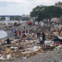 EuropaPress 7722251 varias personas recogen pertenencias asentamiento improvisado playa