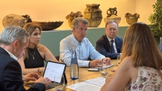 El presidente del Partido Popular, Alberto Núñez Feijóo (C), junto al presidente ceutí, Juan Jesús Vivas (d), en reunión con el Colegio Oficial de Enfermería de Ceuta. Fuente: Colegio Oficial de Enfermería de Ceuta