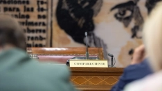Asiento del compareciente (hoy, el ministro del Interior, Fernando Grande-Marlaska) vacío en la Comisión del Interior, en el Senado. Jesús Hellín / Europa Press