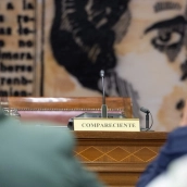 Asiento del compareciente (hoy, el ministro del Interior, Fernando Grande-Marlaska) vacío en la Comisión del Interior, en el Senado. Jesús Hellín / Europa Press