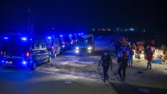 Varios agentes de la Policía Nacional vigilan una playa en Ceuta. Marcos Moreno / Europa Press