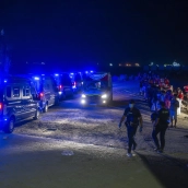 Varios agentes de la Policía Nacional vigilan una playa en Ceuta. Marcos Moreno / Europa Press
