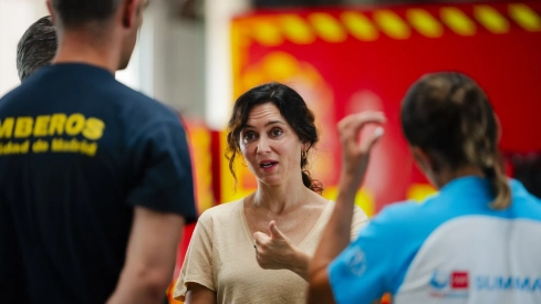 La presidenta de la Comunidad de Madrid, Isabel Díaz Ayuso, durante una visita al Parque Central de Bomberos. Foto de archivo: Mateo Lanzuela / Europa Press