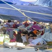 Varios inmigrantes acampados en la playa del Trampolín. Marcos Moreno / Europa Press